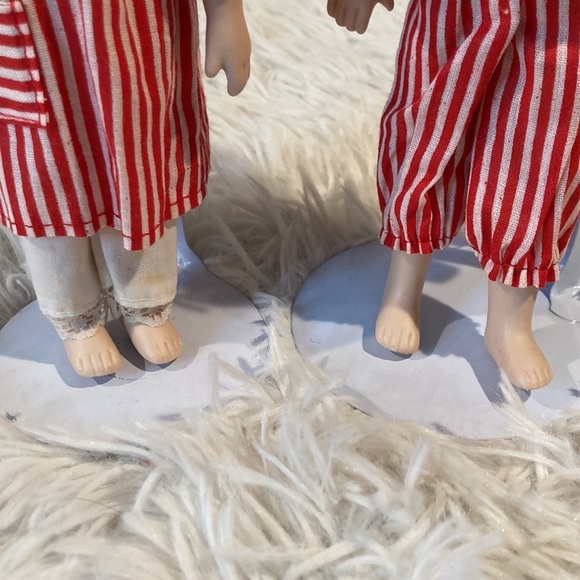 Christmas Holiday Set of 2 Porcelain Dolls - Picture 4 of 8